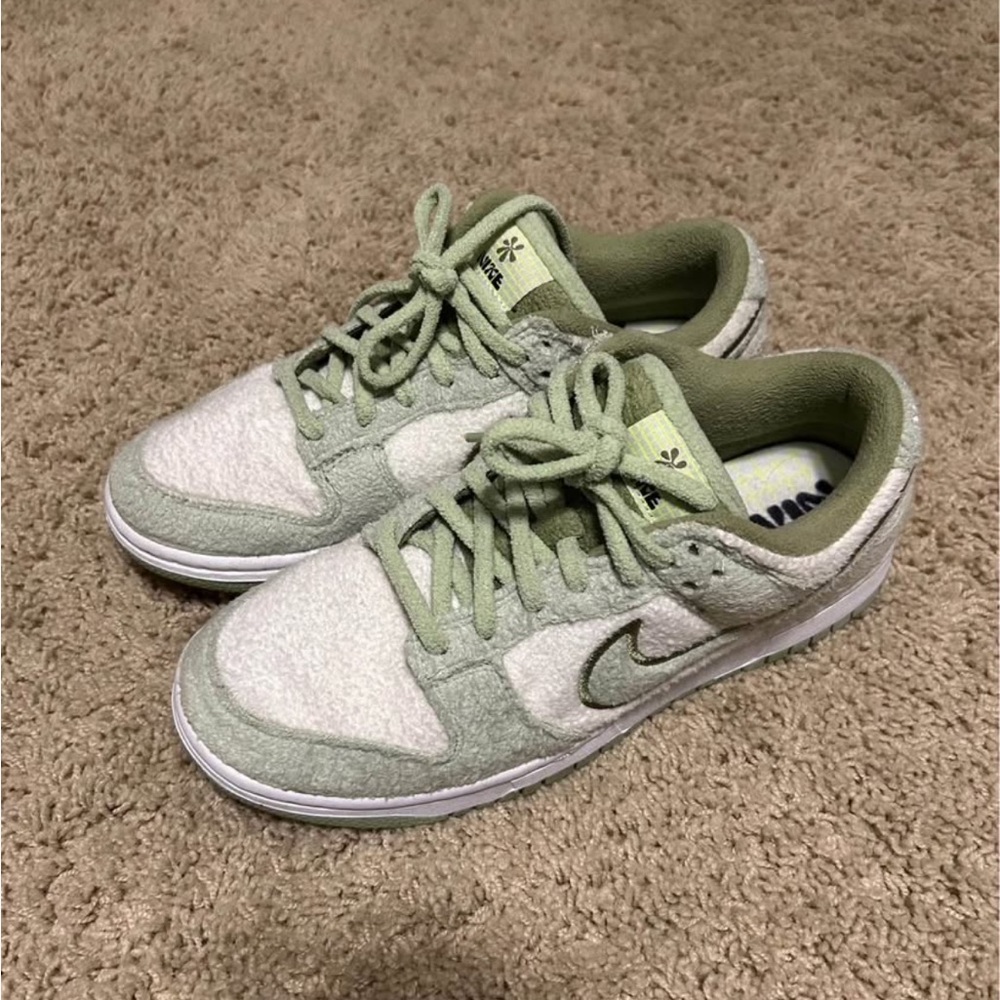 Nike Women’s Dunk Low SE 'Fleece - Honeydew'